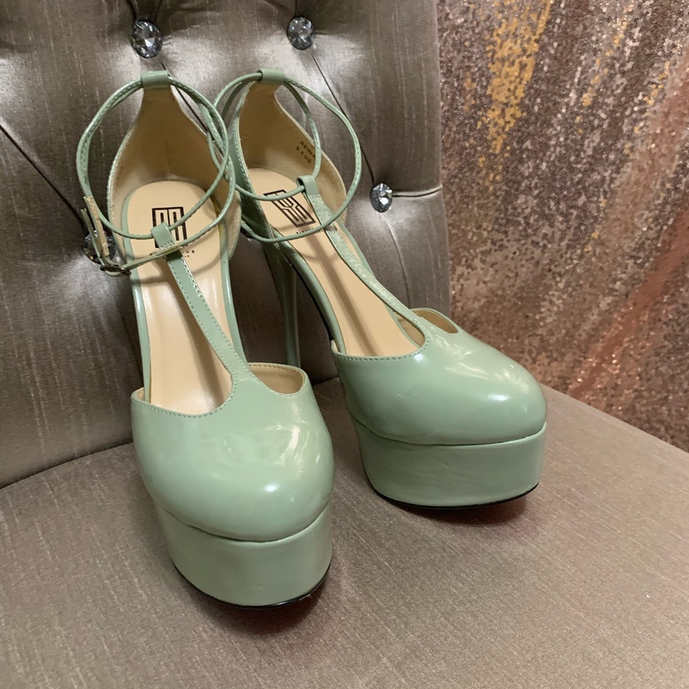 Shoe Dazzle T-Strap 9.5 6 inch Heels like new